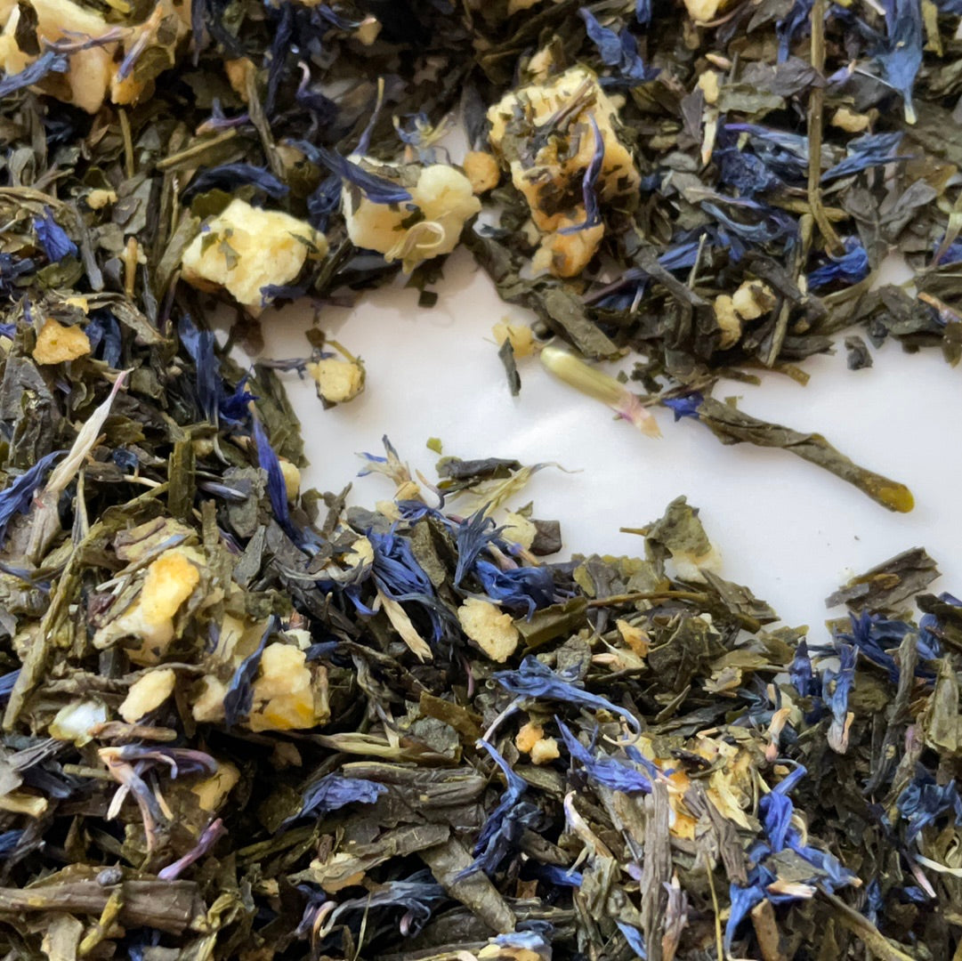 green tea with pieces of apple and fig shavings