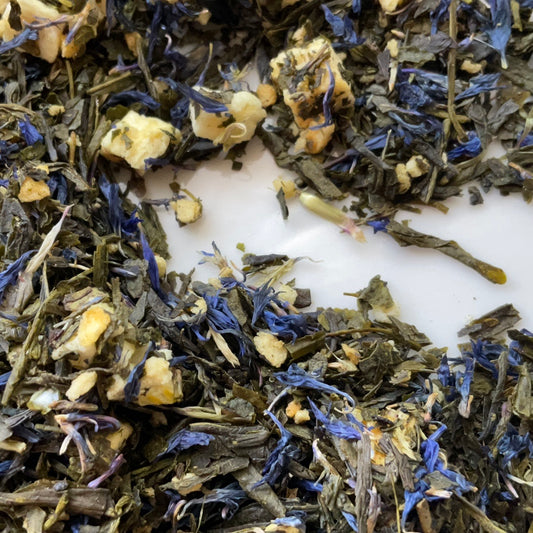 green tea with pieces of apple and fig shavings
